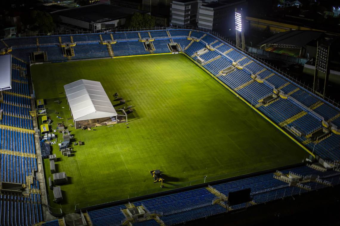 ￼ESTÁDIO PRESIDENTE VARGAS começa a ser transformado num hospital de campanha que terá 204 leitos. Obra da Prefeitura prepara Fortaleza para enfrentar a pandemia  (Foto: AURELIO ALVES)