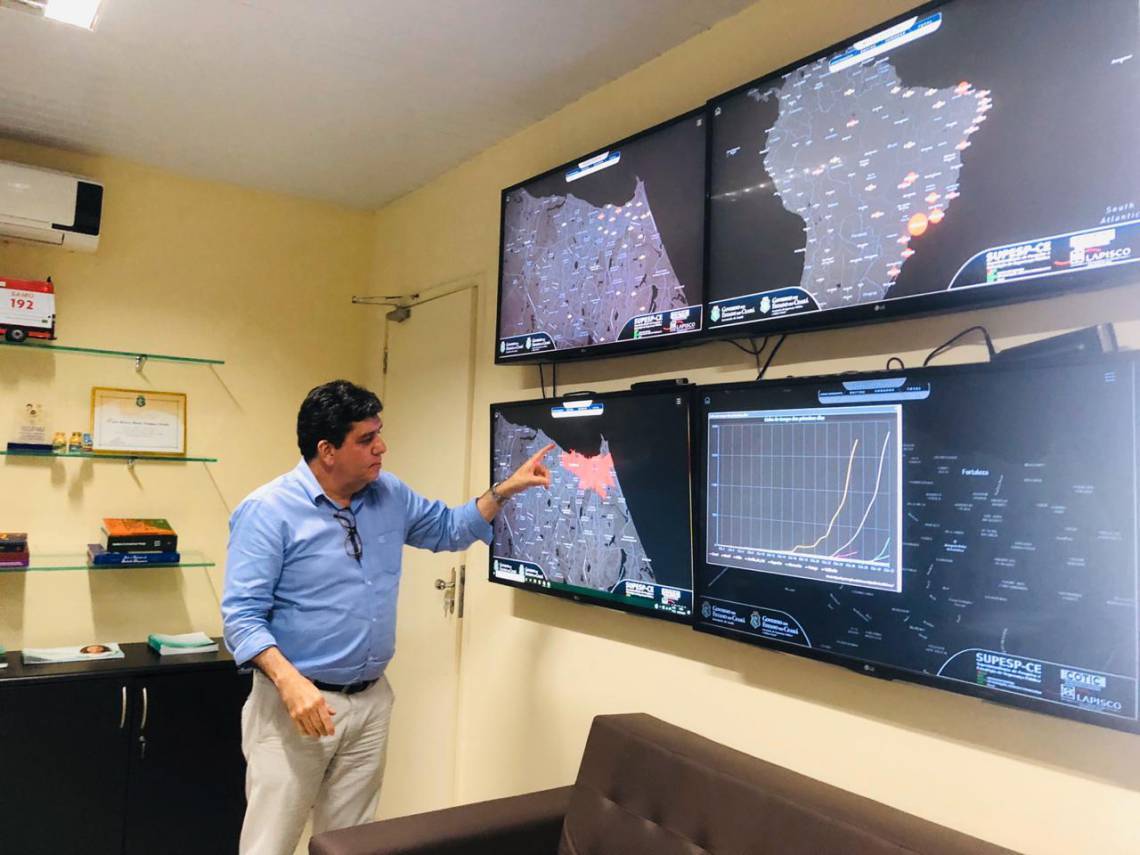 Coronav&iacute;rus no Cear&aacute;: secret&aacute;rio da Sa&uacute;de, dr. Cabeto, em sala de monitoramento (Foto: Divulga&ccedil;&atilde;o/Sesa)