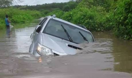￼EM ASSARÉ, volume de água em passagem molhada subiu, arrastando carro 