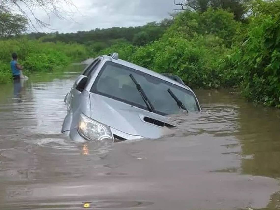 ￼EM ASSARÉ, volume de água em passagem molhada subiu, arrastando carro (Foto: Reprodução)
