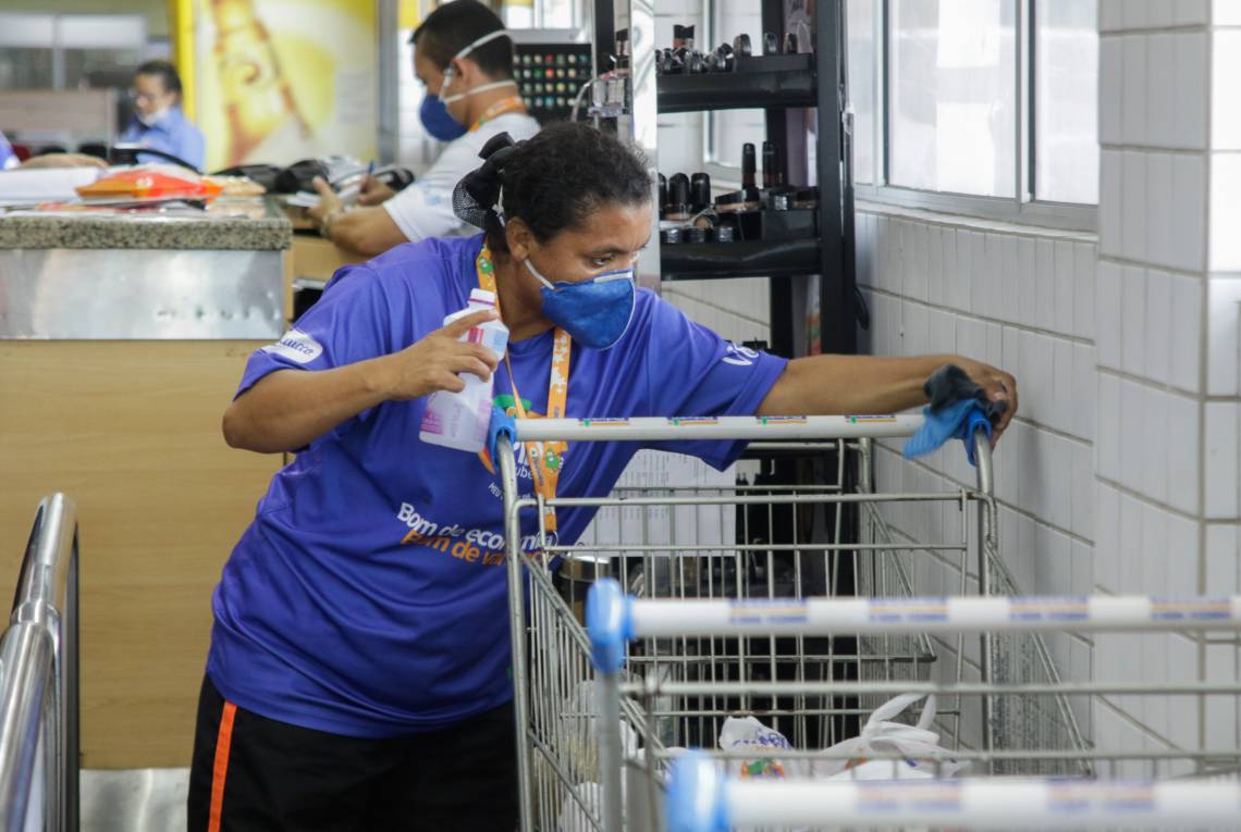 FORTALEZA, CE, BRASIL, 26-03-2020: Funcionários de supermercado Pinheiro higienizando objetos por prevenção do Coronavírus. (Foto: Beatriz Boblitz/ O POVO) (Foto: Beatriz Boblitz)