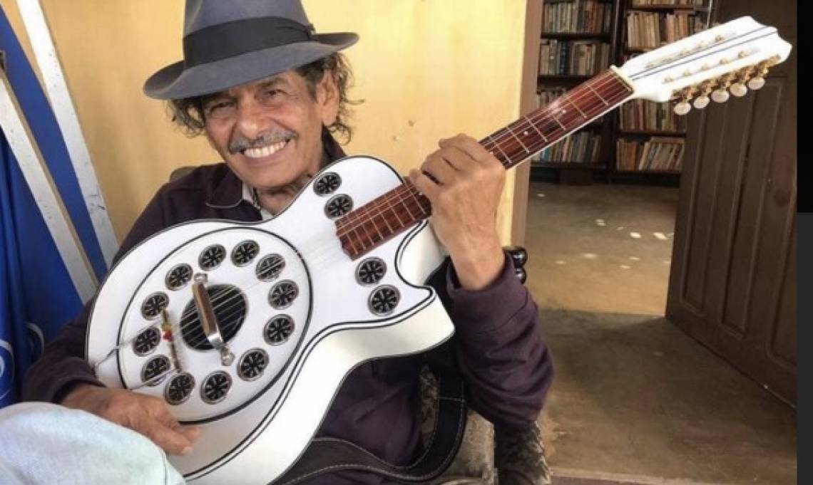 O cearense Rodger Rogério, 75, faz o violeiro Carranca em Bacurau (Foto: DIVULGAÇÃO)