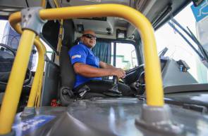 FORTALEZA, CE, BRASIL, 27-03-2020: Pedro Henrique Soares, motorista de ônibus que está trabalhando durante a  quarentena provocada pelo novo Coronavírus (Fco Fontenele/O POVO)