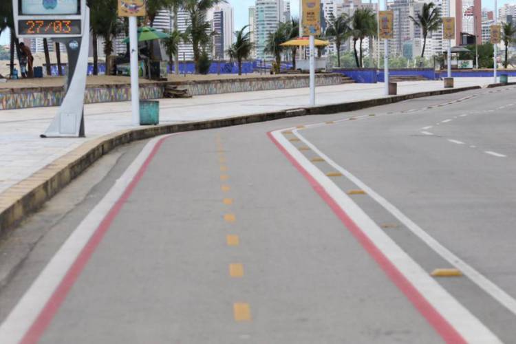 Cenário era de calçadão vazio na Praia de Iracema