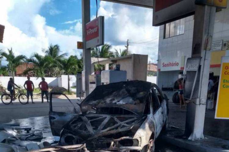 Carro colidiu com bomba em um posto de combustível em Maranguape. Foto: Assessoria de Imprensa do Corpo de Bombeiros