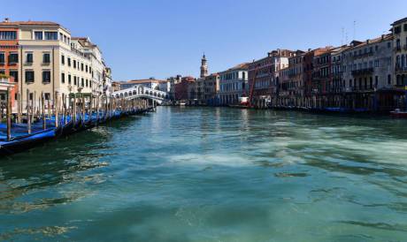 Sem a circulação de barcos, a água dos canais de Veneza chegou a ficar mais clara durante a pandemia
 
