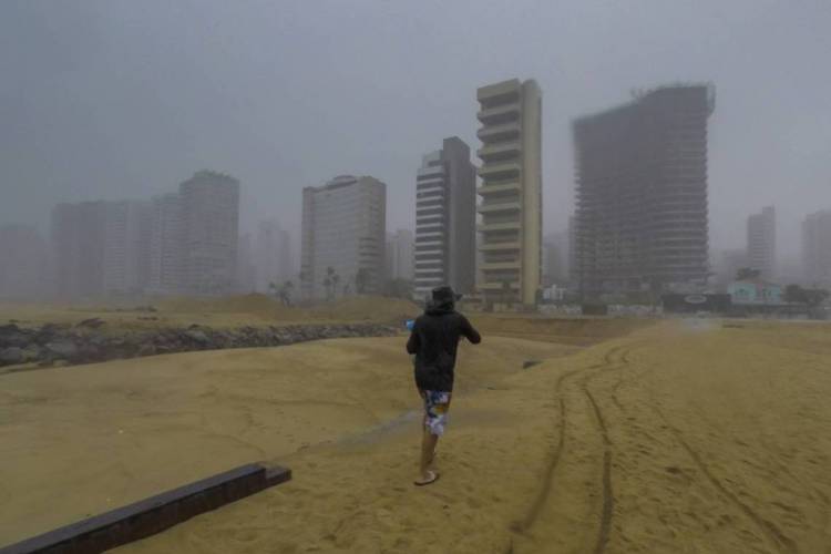Fortaleza, Cear&aacute; Brasil 30.03.2020  Chuva em Fortaleza - Aterro da praia de Iracema em um dia chuvoso (Fco Fontenele/O POVO