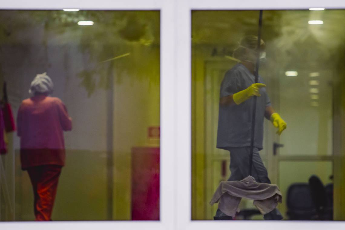 FORTALEZA, CE, BRASIL, 30-03-2020: Pessoas caminham dentro do hospital. Fachada do novo Hospital Leonardo da Vinci, comprado pelo Governo do Estado para atender casos do COVID-19, na Rua Rocha Lima no Bairro Centro. (Foto: Aurelio Alves/O POVO)