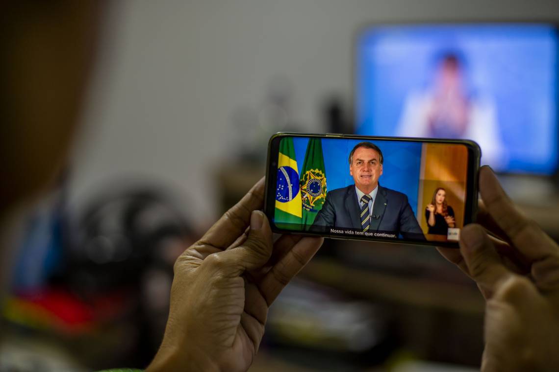 Bolsonaro tem recorrido a formas alternativas de comunicação para transmitir conteúdos que seriam barrados por algumas redes sociais
