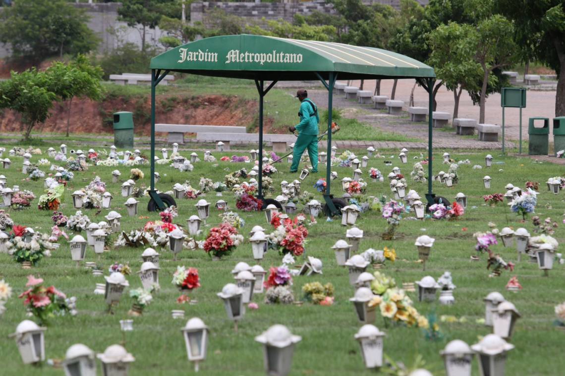 Fortaleza em 01 de abril de 2020, Movimentaçao no Cemitério jardim metropolitano, devido a crise do coronavirus. (Foto Fabio Lima/O Povo) (Foto: Fabio Lima)