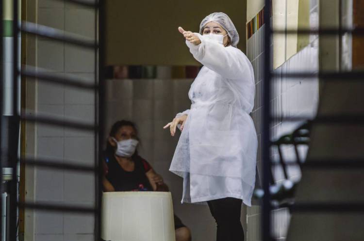 FORTALEZA, CE, BRASIL, 01-04-2020: Pessoas de mascara dentro do posto de saúde. Posto de Saúde Anastácio Magalhães (POSTO CINCO) em época de COVID-19. (Foto: Aurelio Alves/O POVO)