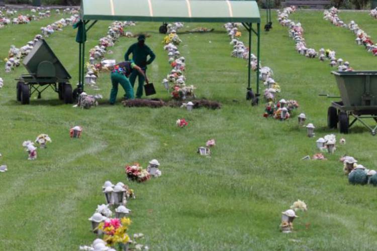 Fortaleza em 01 de abril de 2020, Movimentaçao no Cemitério jardim metropolitano, devido a crise do coronavirus. (Foto Fabio Lima/O Povo)