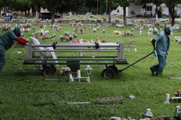 Fortaleza em 01 de abril de 2020, Movimentaçao no Cemitério parque da paz, devido a crise do coronavirus. (Foto Fabio Lima/O Povo)