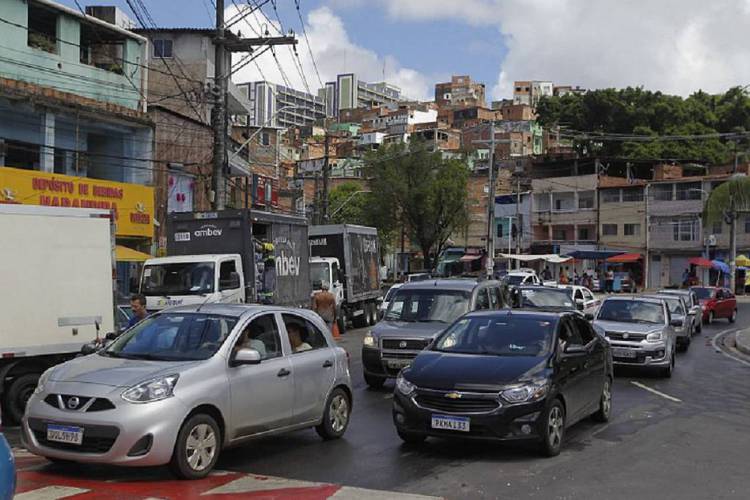 Ruas de Narandiba, bairro de Salvador, estão cheias apesar do isolamento social; bairros populares têm mais risco de disseminação do coronavírus
