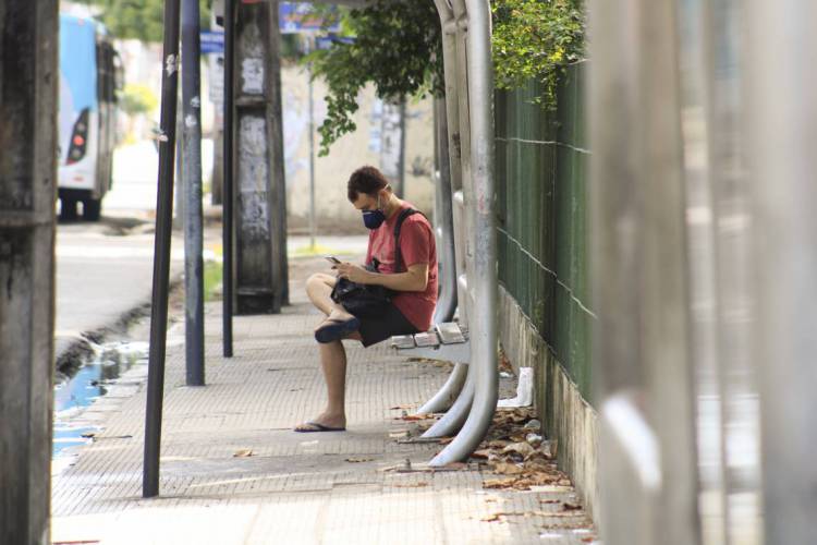 Registro de Pessoas usando mascaras para se proteger na Pandemia do Novo Corona Virus (Foto: Sandro Valentim/O POVO)