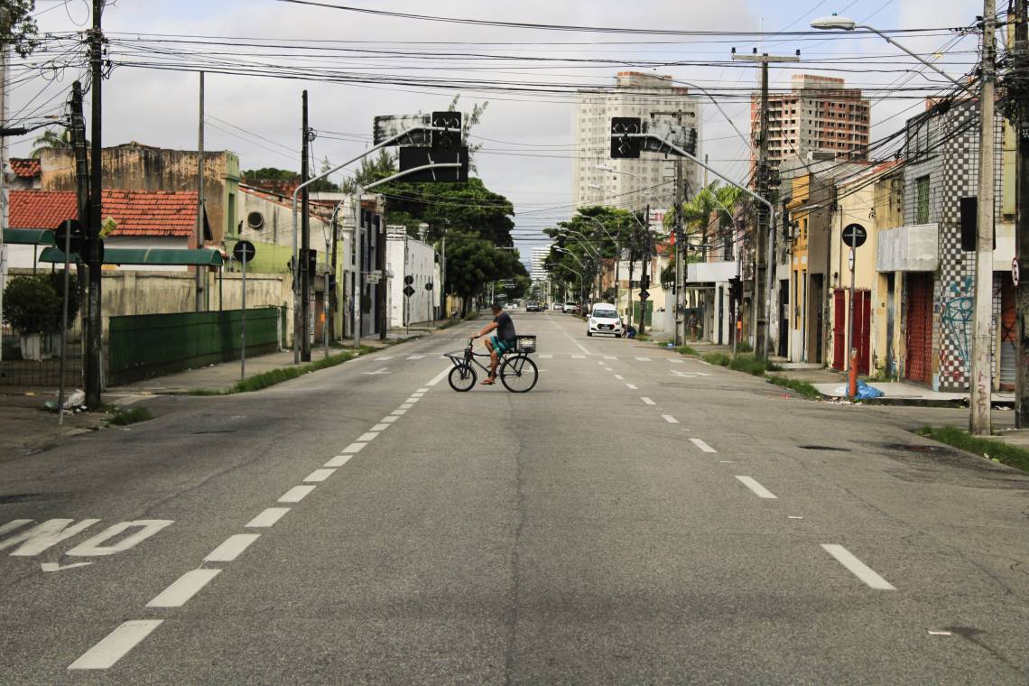 Avenida da Universidade em abril, durante período de isolamento social em Fortaleza (Foto: Sandro Valentim)