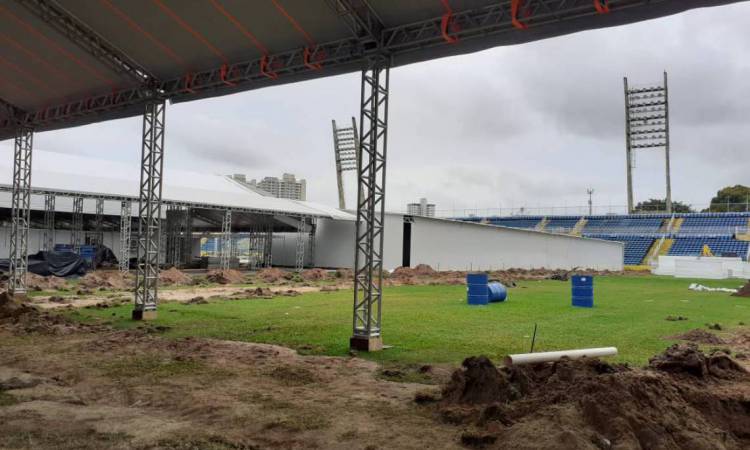 Novo hospital para atender vítimas do coronavírus está sendo construído no estádio Presidente Vargas
