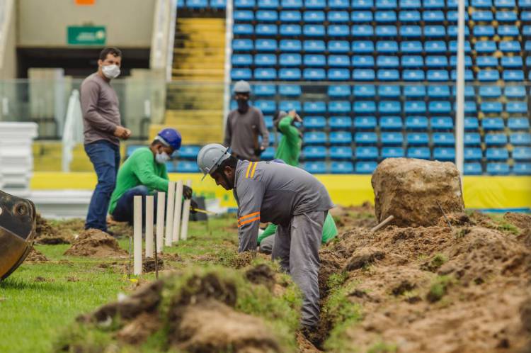 FORTALEZA, CE, BRASIL, 04-04-2020: Roberto Claudio, Prefeito de Fortaleza visita obra de Hospital de Campanha no Estádio Presidente Vargas que vai cuidar de casos do COVID 19. (Foto: Aurelio Alves/O POVO)