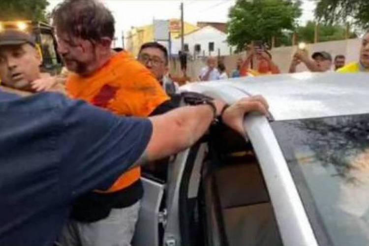 Após avançar com uma retroescavadeira contra manifestantes, Cid Gomes foi alvo de disparo durante manifestação de PMs em Sobral em fevereiro de 2021(foto: REPRODUÇÃO)