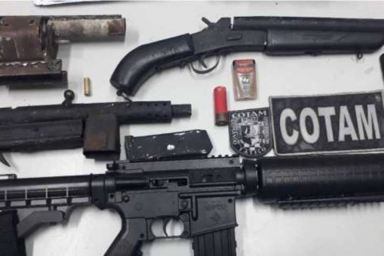 Pelo menos três armas foram apreendidas pela polícia