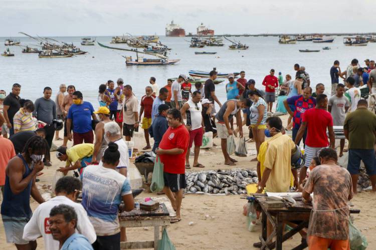 Aglomeração nas imediações do Mercado dos Peixes no dia 9 de abril de 2020