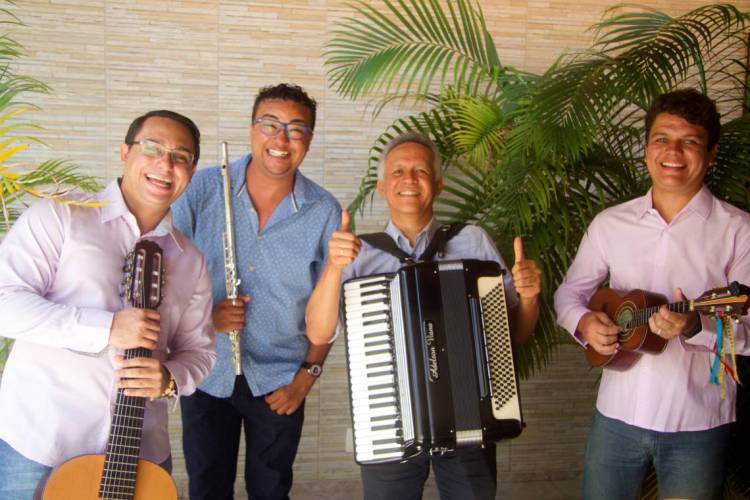 Formado por Samuel Rocha, Cleylton Gomes e Lauro Viana, Grupo Murmurando participa do projeto "Do Mestre ao Disc&iacute;pulo" com Adelson Viana