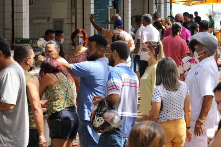 Aglomera&ccedil;&atilde;o nas imedia&ccedil;&otilde;es do Mercado dos Peixes no dia 10 de abril de 2020