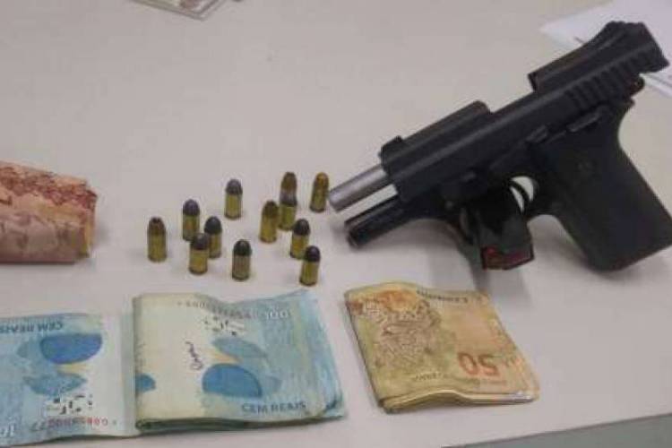  Arma, munição e dinheiro apreendidos com o acusado
