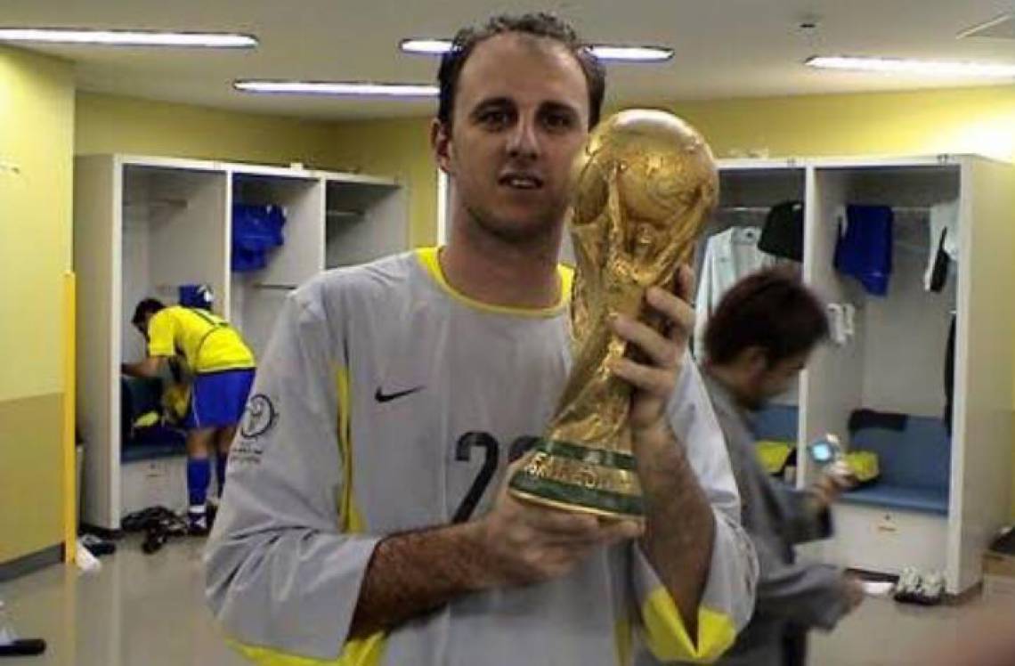 Fortaleza homenageia Rogério Ceni em retransmissão da conquista do penta do Brasil