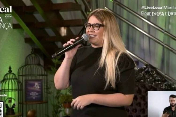 Cantora Marília Mendonça em Live no Youtube
