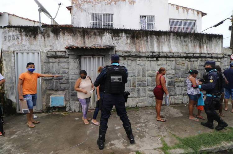 Ação da PM para distanciamento social em agências bancárias de Fortaleza