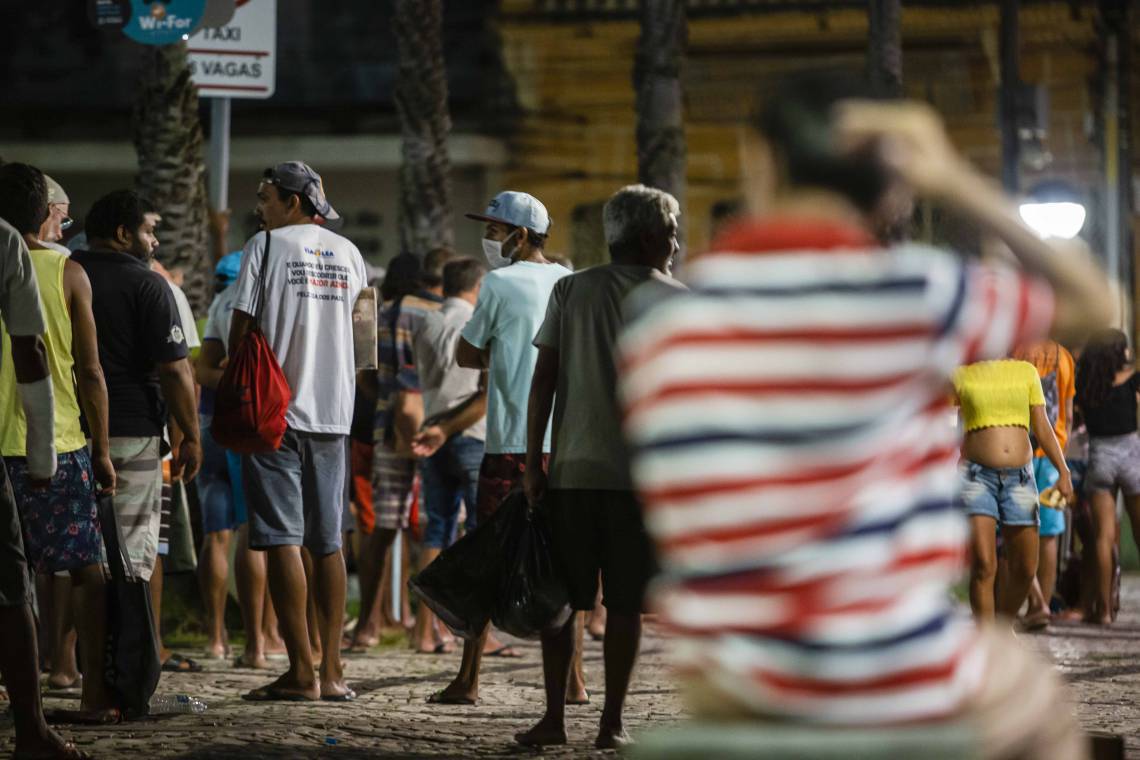 NA PRAÇA DO Ferreira, pessoas aguardavam distribuição de comida na noite de ontem, 15