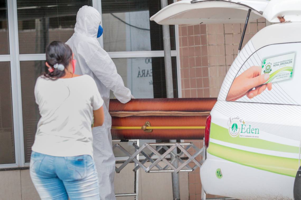 Caixão é retirado do Hospital Leonardo Da Vinci em Fortaleza. Hospital é exclusivo para pacientes com coronavírus  (Foto: JÚLIO CAESAR)