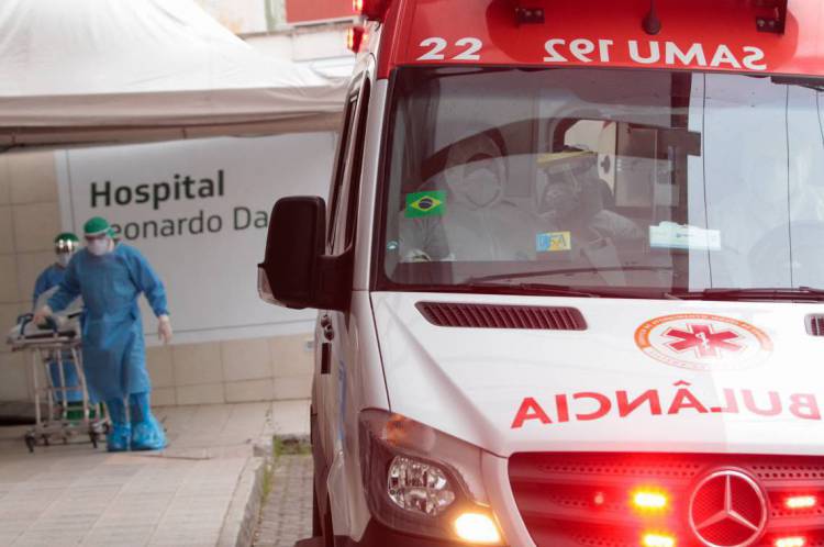Profissionais de saúde em ambulância antes de sair do Hospital Leonardo Da Vinci para buscar uma pessoa com suspeita de Covid-19 em Fortaleza