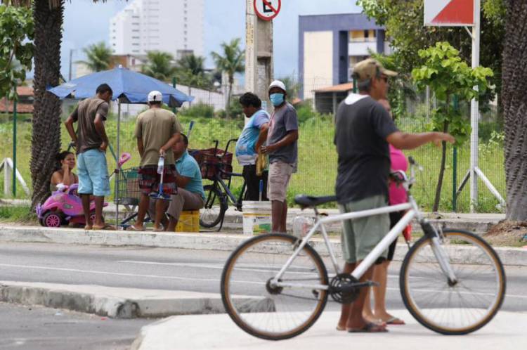 Pessoas circulando pela Barra do Ceará, bairro da periferia com a maior taxa de mortalidade por Coronavírus 
