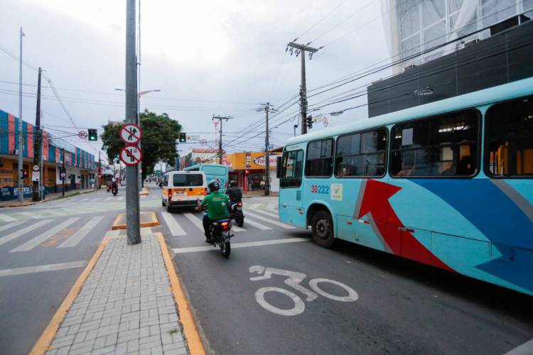 https://www.opovo.com.br/_midias/jpg/2020/04/16/750x500/1_onibus_carros_motos_diminuicao_transito_12-12420692.jpg