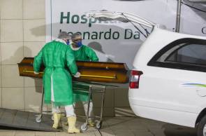 FORTALEZA, CE, BRASIL, 18-04-2020: Homem morto por COVID-19 sai em caixão do Hospital Leonardo da Vinci. Hospital Leonardo da Vinci, hospital criado para combater o COVID-19. (Foto: Aurelio Alves/O POVO)