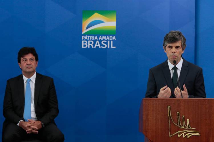 O ex- ministro da Saúde, Luiz Henrique Mandetta e o novo ministro, Nelson Teich, durante solenidade de posse  no Palácio do Planalto