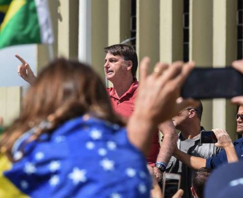 Jair Bolsonaro voltou a desrespeitar isolamento social e participou de manifestação neste domingo, 19