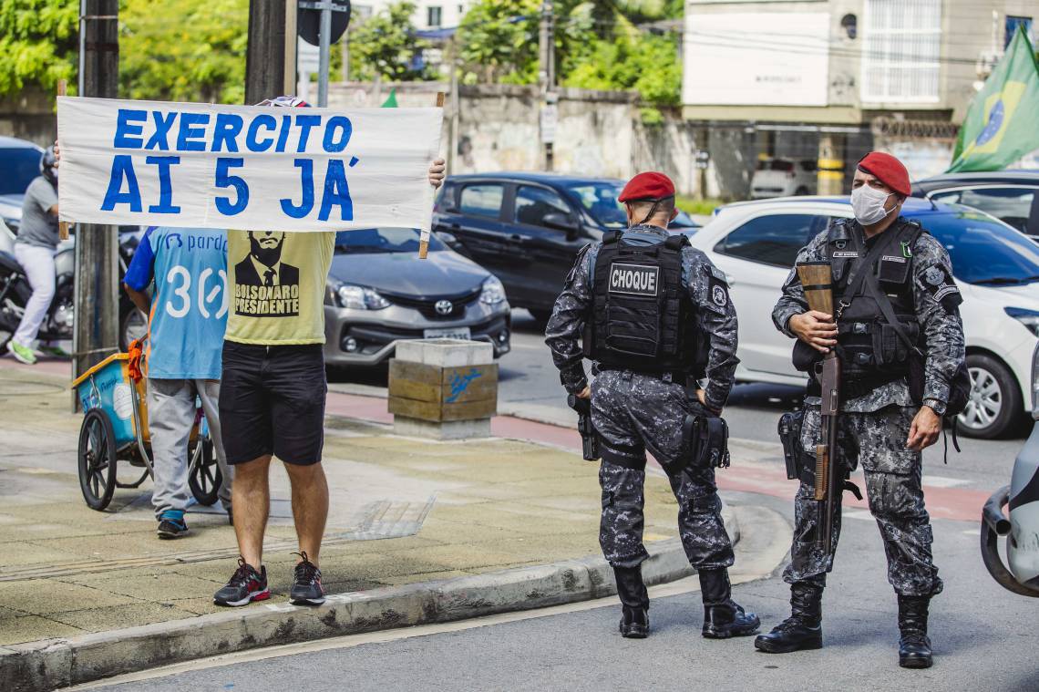 FORTALEZA, CE, BRASIL, 19-04-2020: Carreata Pro-Bolsonaro e pela AI-5. manifestantes sairam da Avenida Aguanambi proximo ao Supermercado EXTRA e foram para Comando da 10ª Região Militar, no bairro Centro, mesmo com o decreto do Governador Camilo Santana de ficar em casa e não fazer manidestação para não haver aglomeração. (Foto: Aurelio Alves/O POVO) (Foto: Aurelio Alves/O POVO)