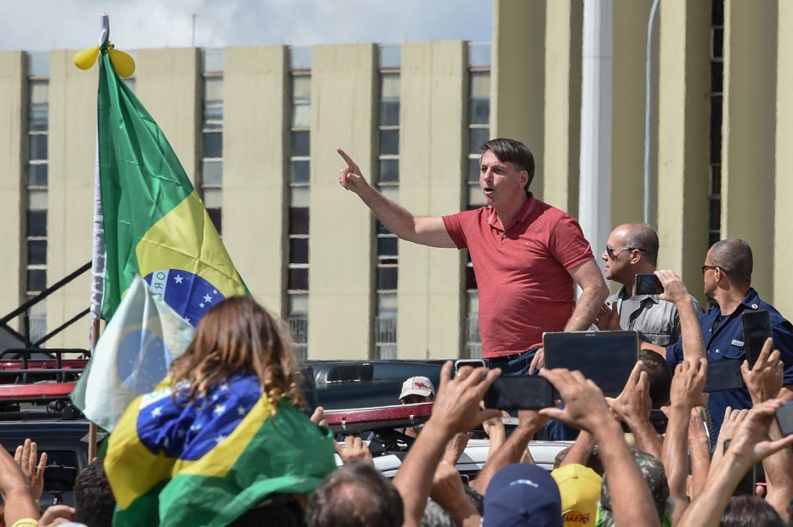 Presidente Jair Bolsonaro chegou a participar de manifestações, como desta em abril (Foto: Evaristo Sá e Sérgio Lima/ AFP)