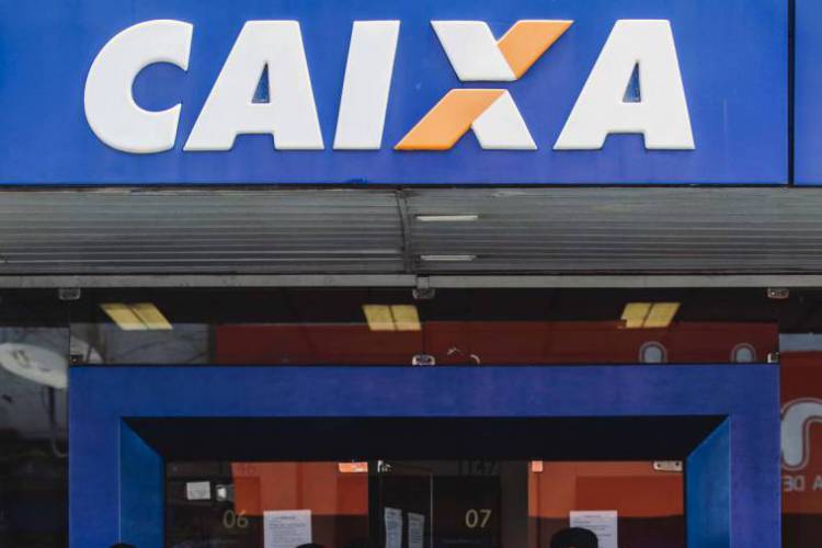 FORTALEZA, CE, BRASIL, 20-04-2020: Caixa Economica Federal da Avenida Duque de Caxias com Rua Floriano Peixoto com filas enormes por conta do beneficio extra que o Governo Federal disponibilizou, em epoca de COVID-19. (Foto: Aurelio Alves/O POVO)