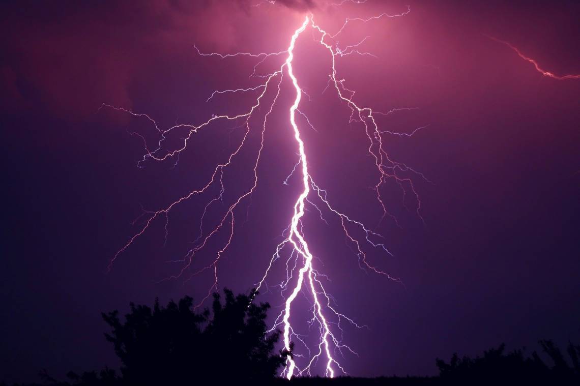 ￼ A Enel adverte para os cuidados a serem tomados dentro e fora de casa durante chuvas com raios e trovões (Foto: Ron Rev Fenomeno/Pixabay)