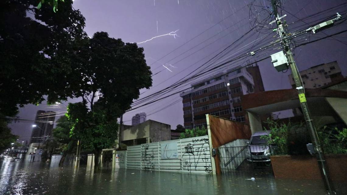Raio registrado em Fortaleza: chuvas com descargas elétricas exigem cuidados para evitar acidentes (Foto: Gustavo Simão / Especial para O POVO)