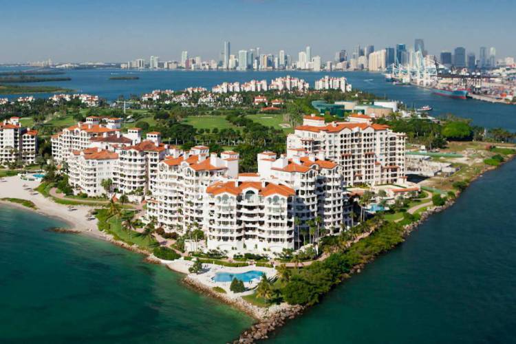 A ilha fica vizinha à icônica praia de Miami Beach, mas já usufrui de um isolamento privativo - só é possível chegar ali de barco