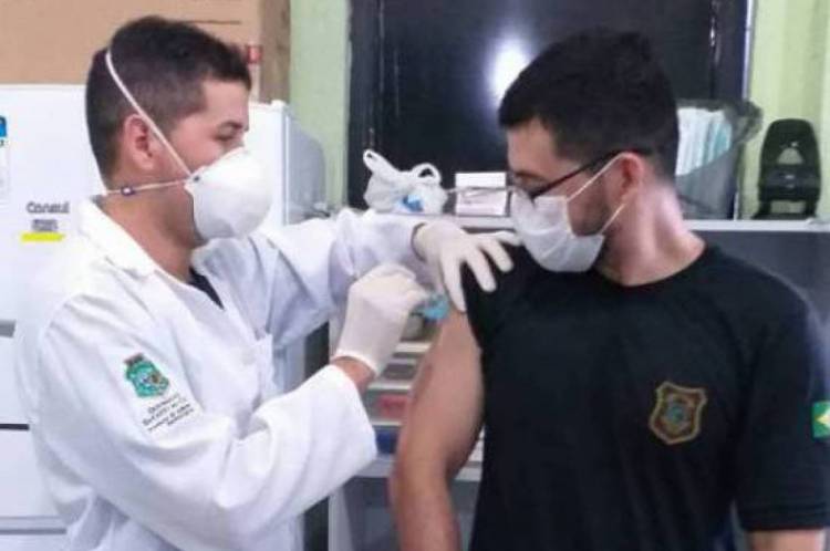 Agente recebe a vacina contra a gripe h1n1, no trabalho de imunização para conter o avanço da pandemia do coronavírus dentro das unidades prisionais 