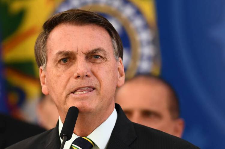 O presidente do Brasil, Jair Bolsonaro, realiza uma coletiva de imprensa após o ministro da Justiça e Segurança Pública do Brasil, Sergio Moro, anunciar sua renúncia na sexta-feira