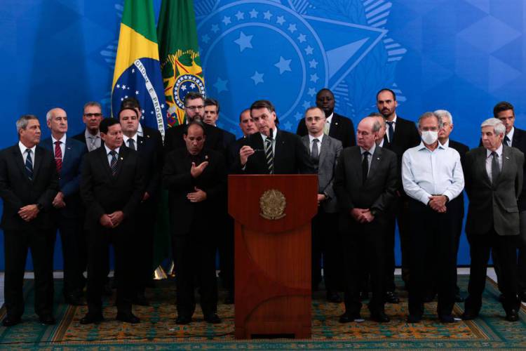 Presidente Jair Bolsonaro, cercado de ministros, quando fez pronunciamento sobre a saída do ministro Sergio Moro.
