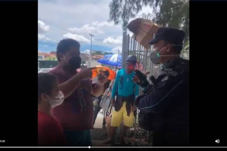 Policial passa orientações em libras para um cidadão