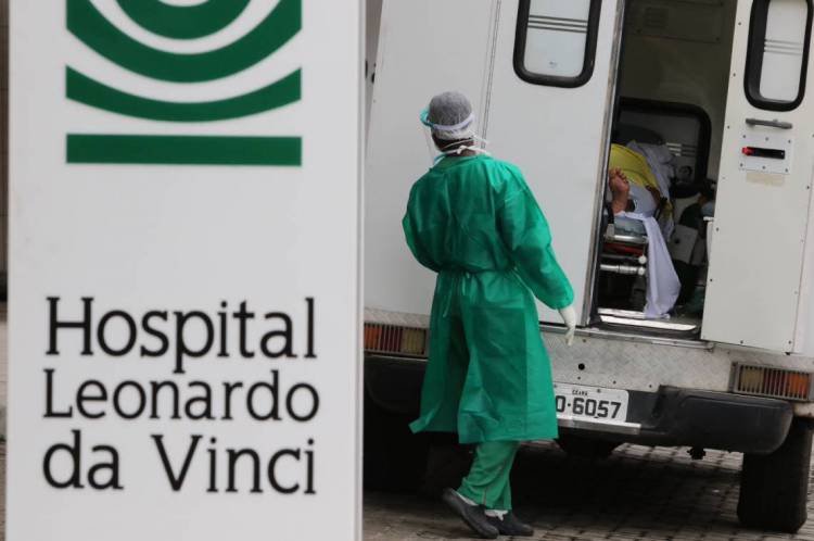 Movimentação de ambulâncias e pacientes chegando ao hospital Leonardo Da Vinci